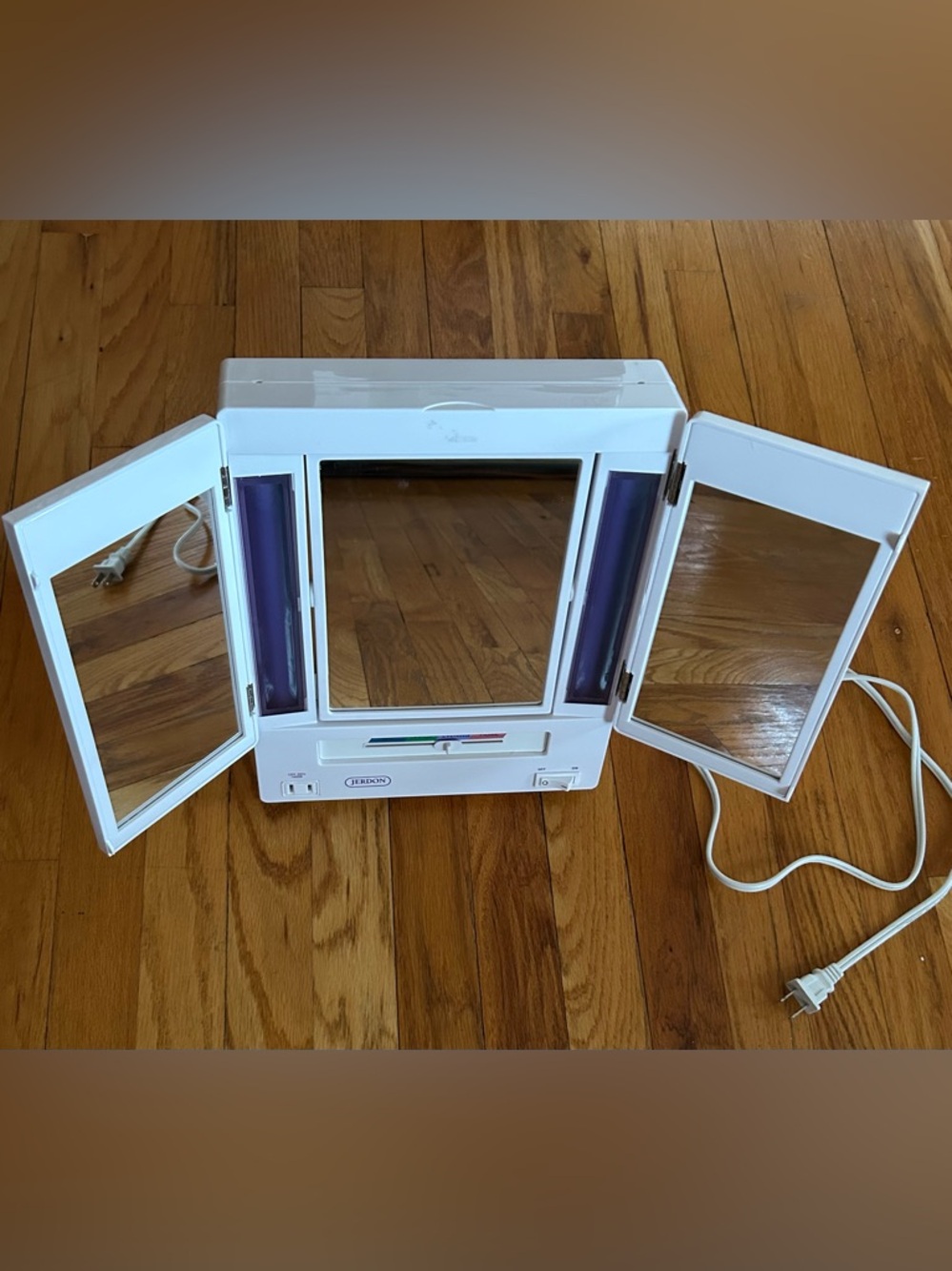 JERDON First Class Lighted Tri-Fold Makeup Mirror - White 5x - Picture 5 of 13